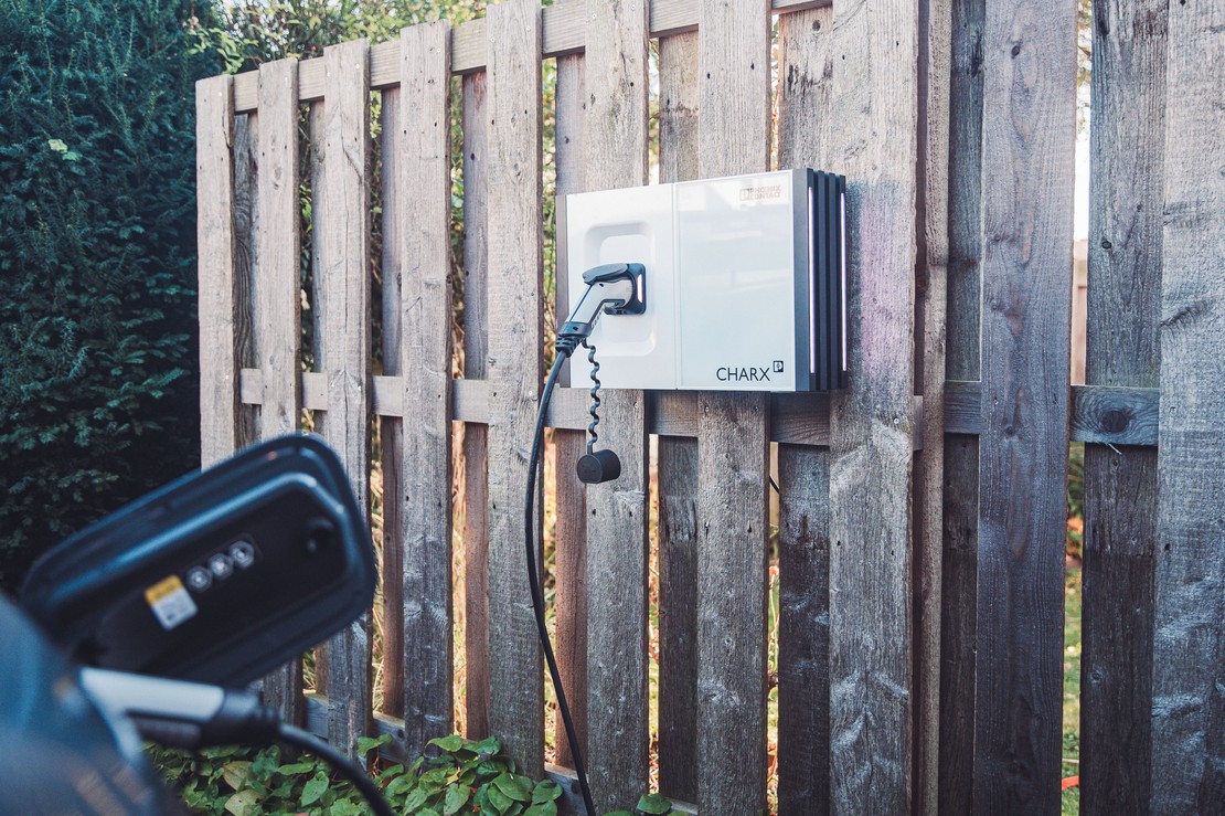 Wallbox zuhause lädt einen Dienstwagen