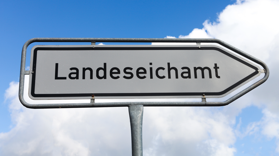 Straßenschild zum Ladeneichamt