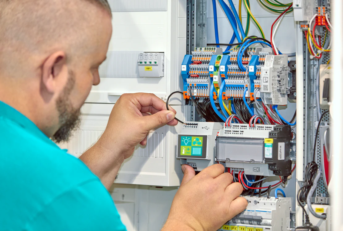 Elektriker am Schaltschrank