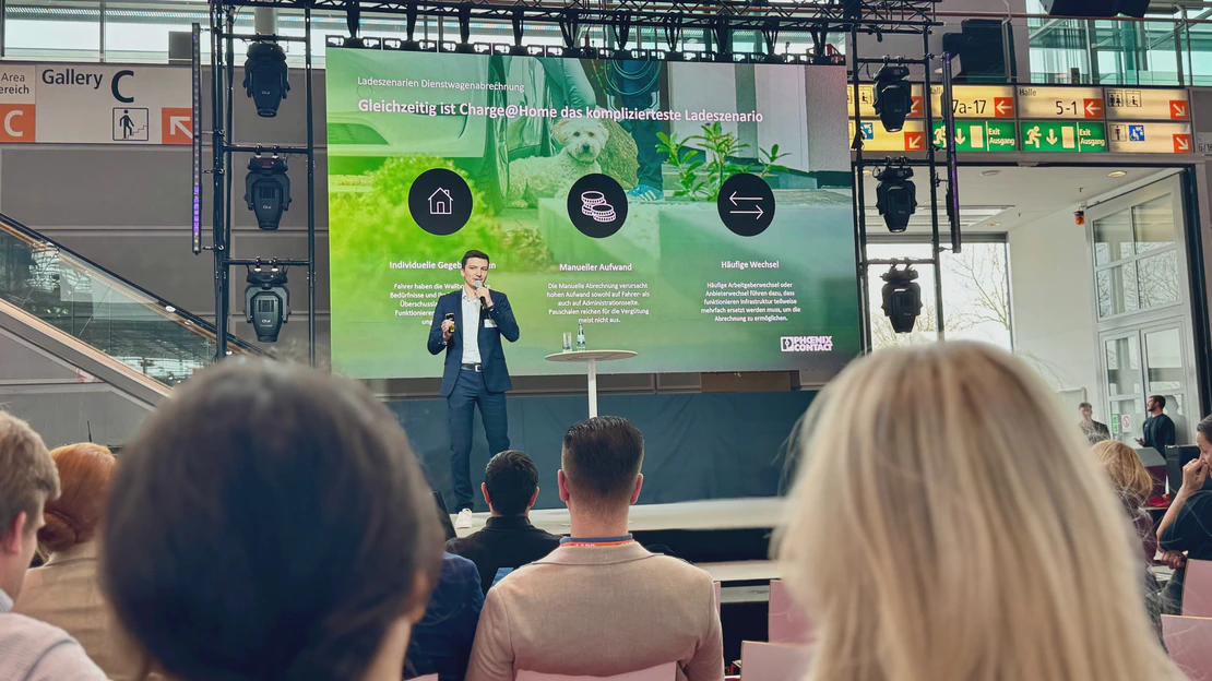 Phoenix Contact Mitarbeiter Anton Schönenberg hält einen Vortrag auf der Messe Flotte! Der Branchentreff