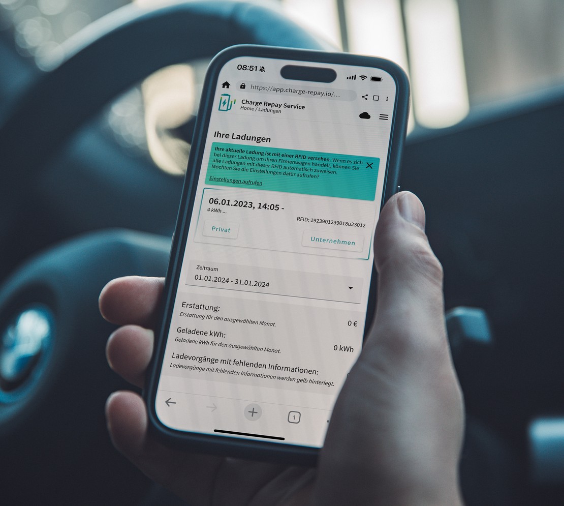 Charge Repay Service auf Smartphone in einer Hand